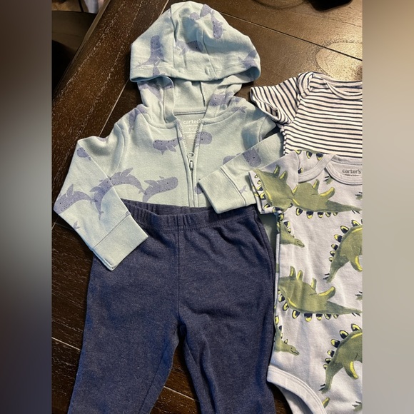 Infant baby Carter’s 3-6M bundle - two onesies, hoodie and sweatpants - Picture 7 of 8